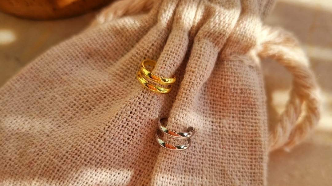 Hoe draag je een earcuff - zilveren en goudkleurige earcuffs