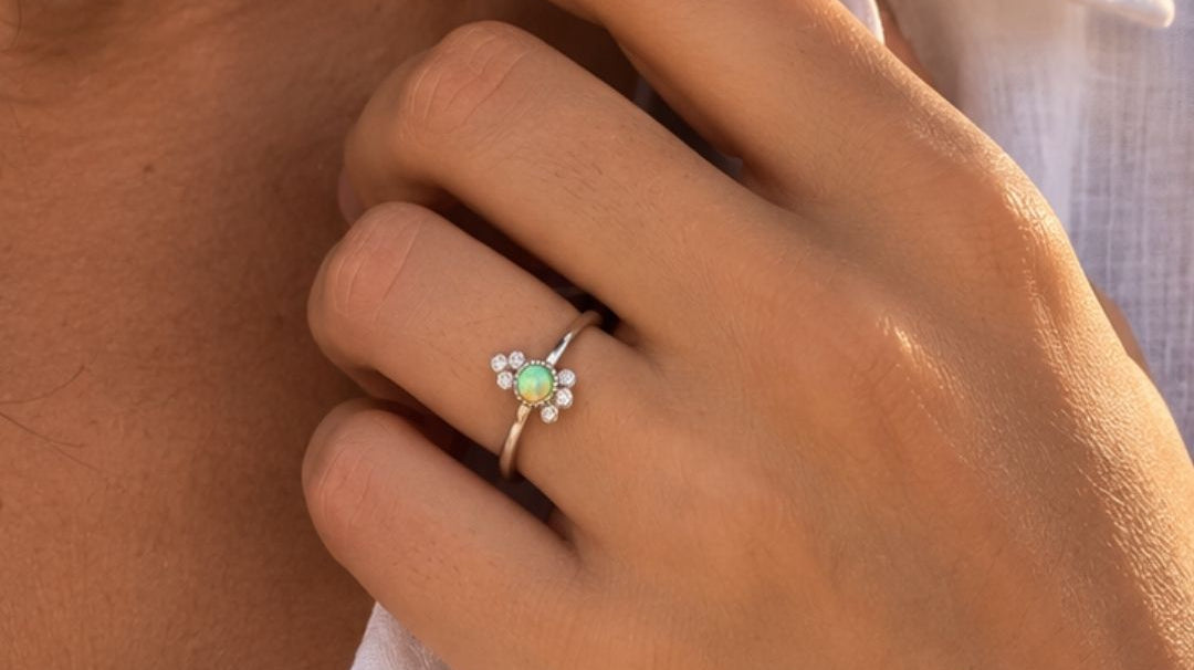 Sieraden met edelstenen: klasse in klein formaat