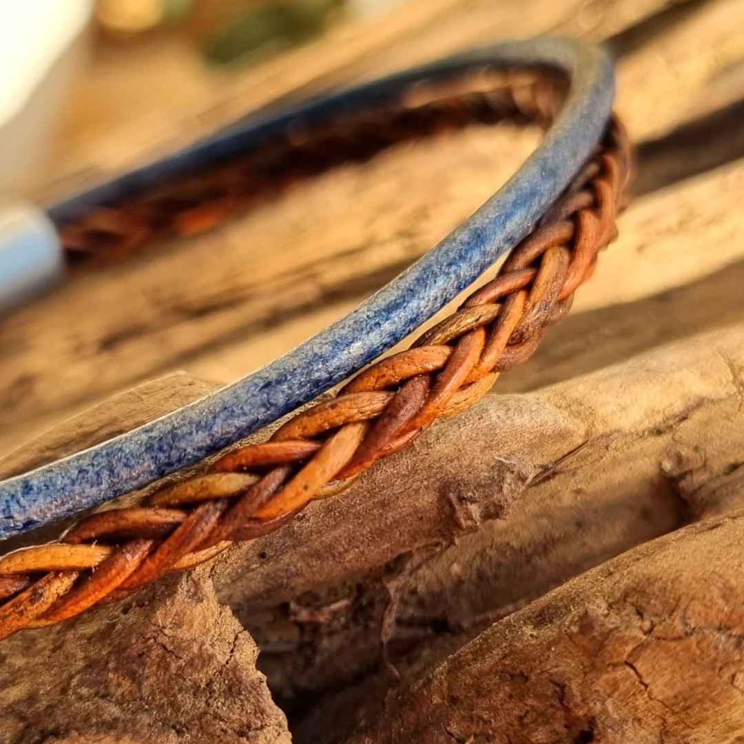 Blauw Bruine leren heren armband op houten display