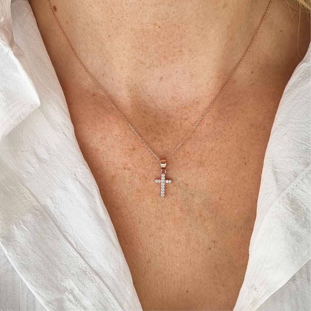 Rosé gouden ketting met kruis - witte steentjes - rosé verguld zilver