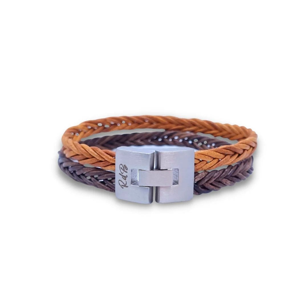 Gevlochten leren armband met dubbel koord - bruin leer- heren - witte achtergrond