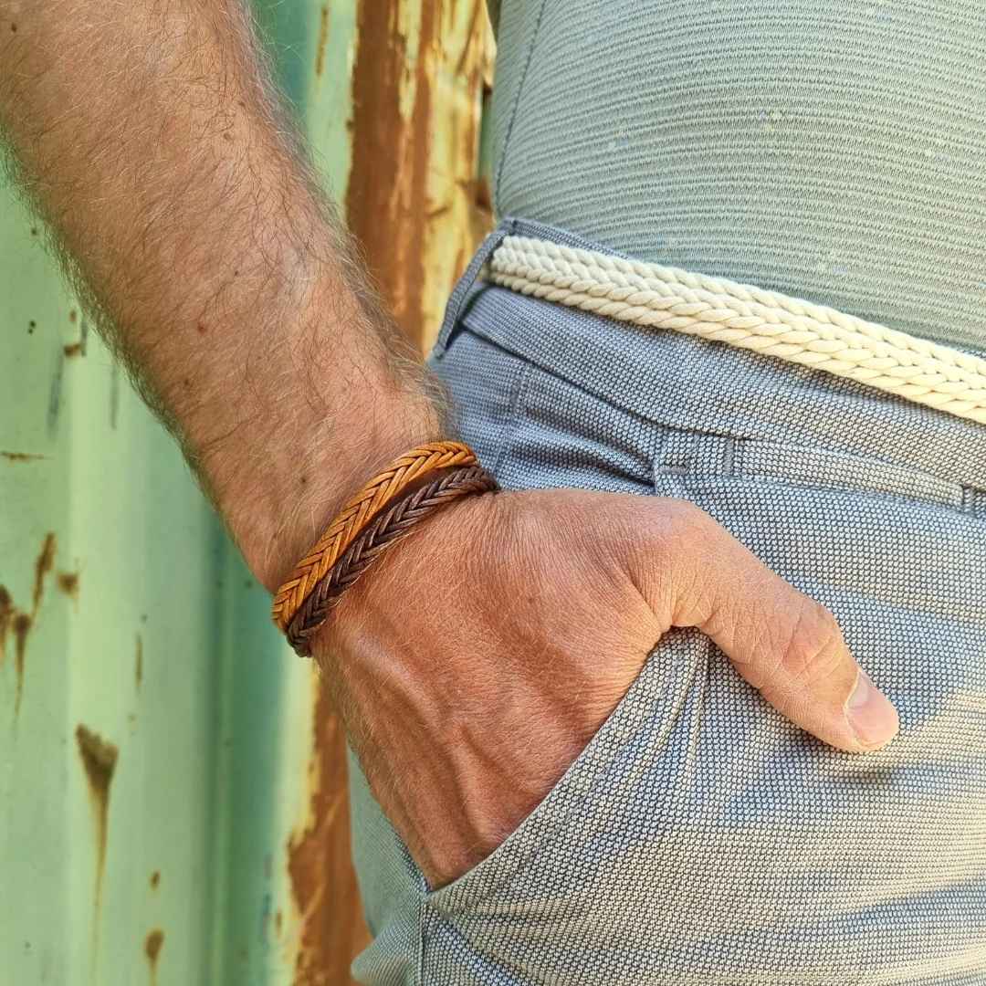 Bruine leren armband heren Tierra Marron - mannelijk model, groene achtergrond