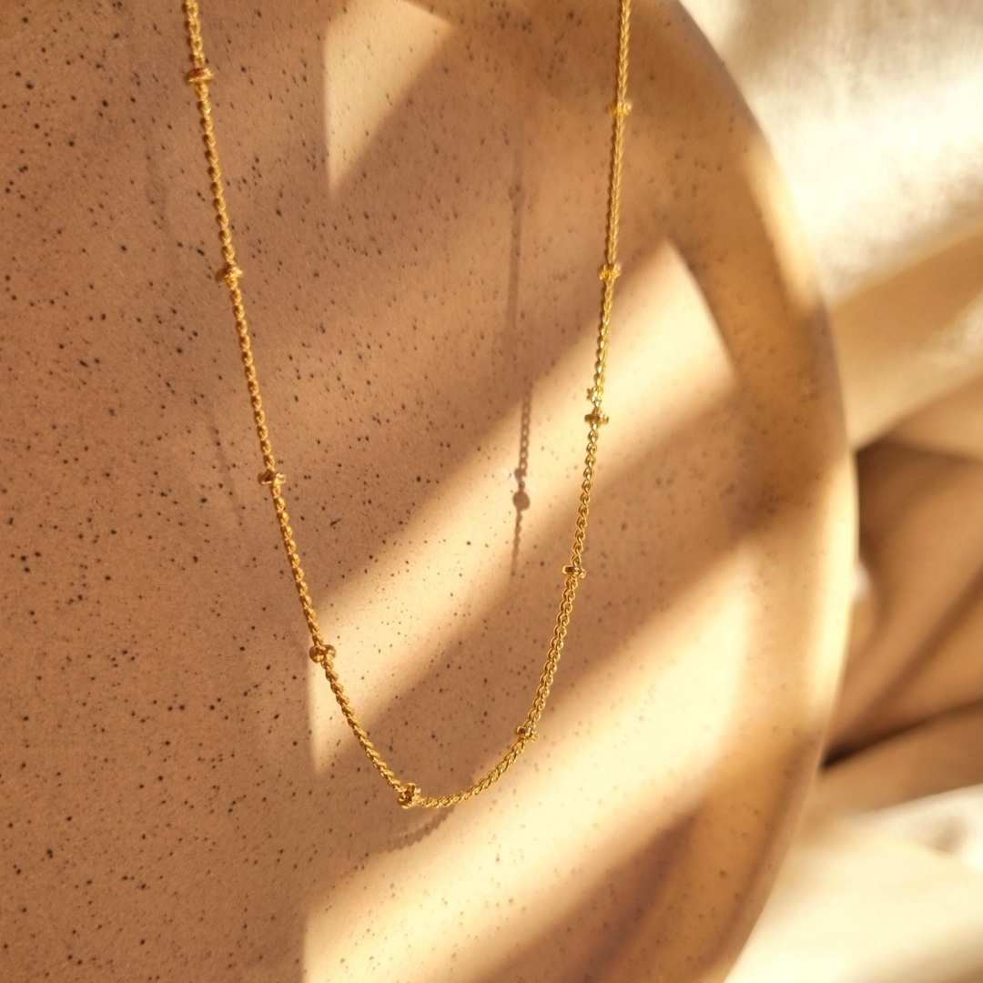 Goldfilled bolletjesketting met fijne 2 mm balletjes – goudkleurige damesketting met karabijnsluiting, verkrijgbaar in twee lengtes.