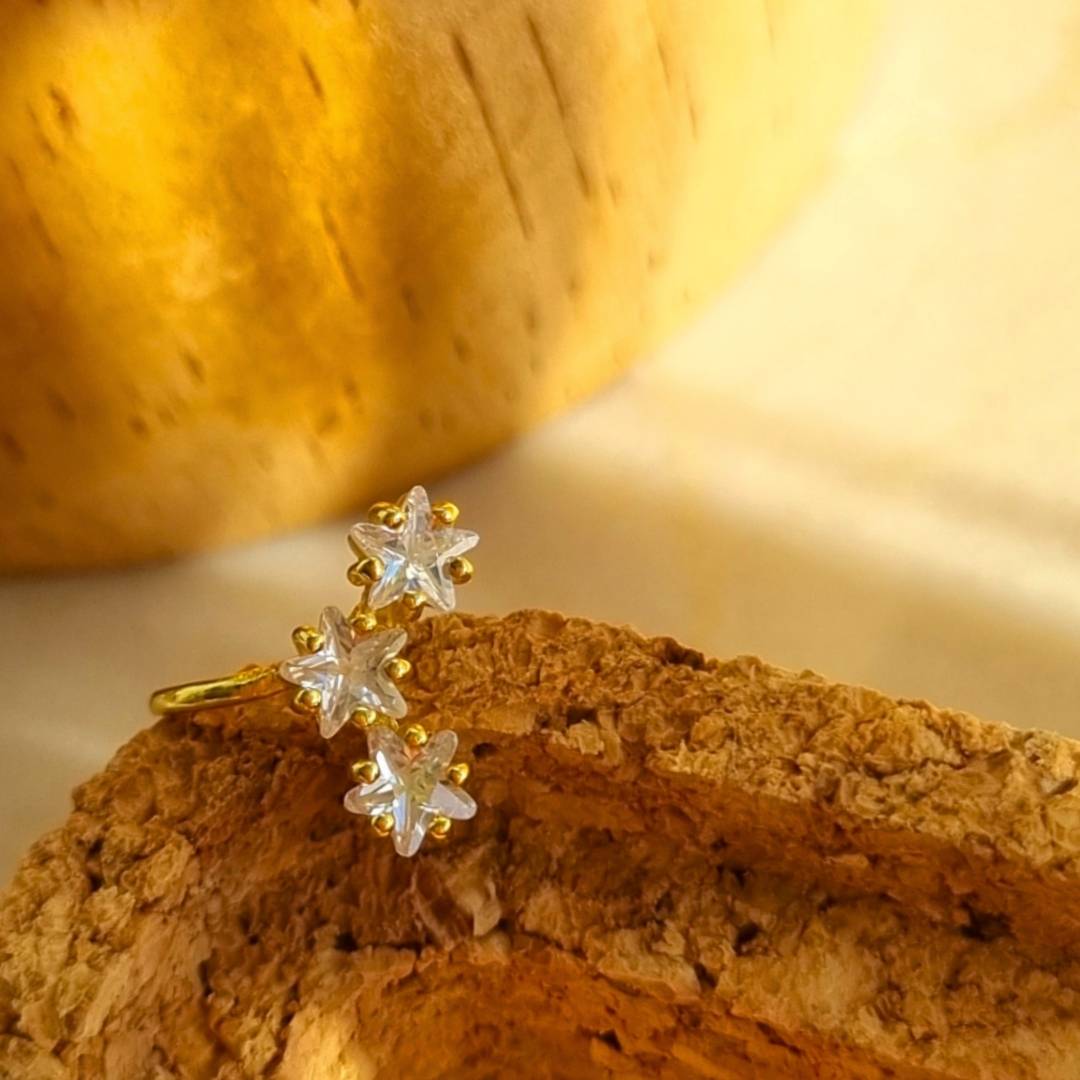 Gouden earcuff met steentjes ster vorm