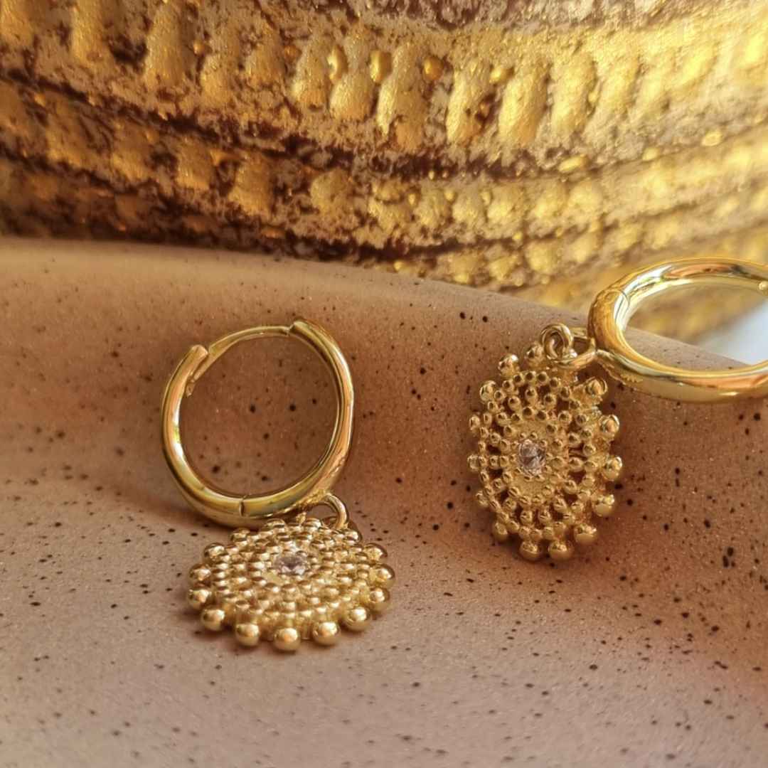 Gouden oorbellen bedeltjes met steentje