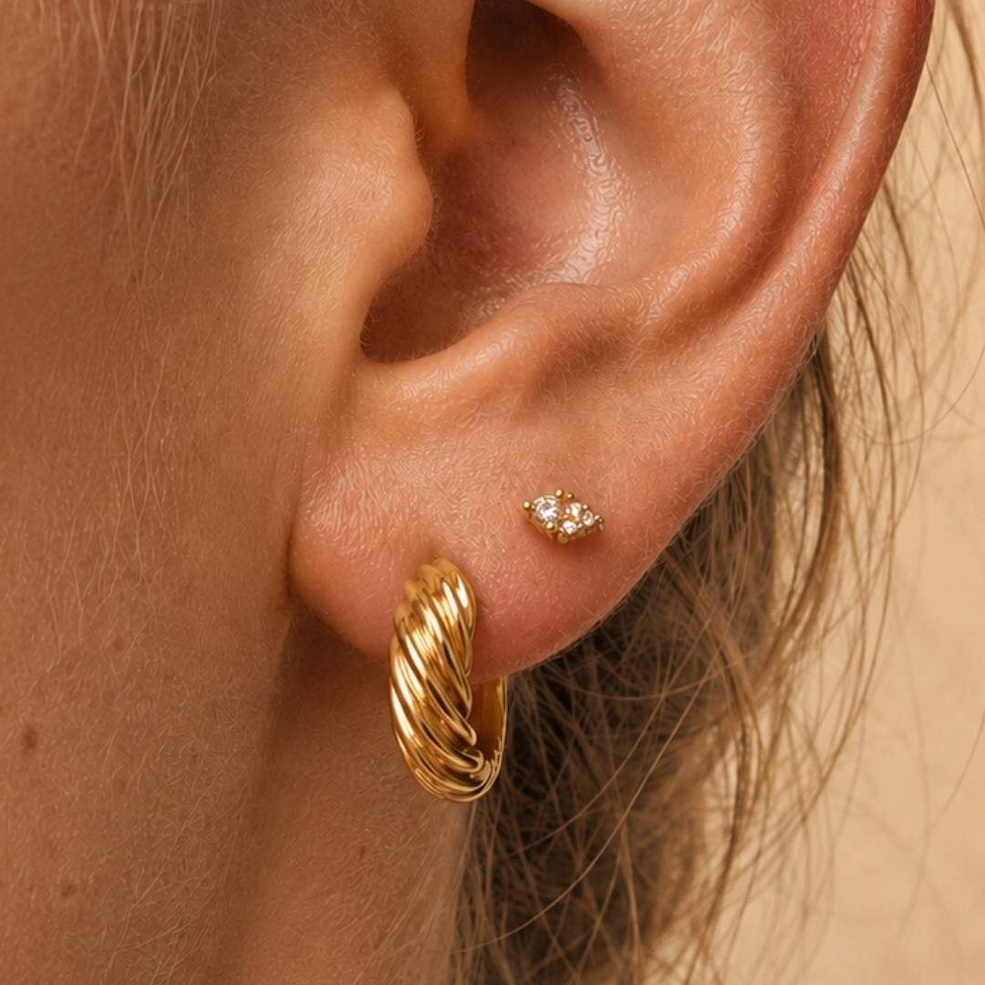 Gouden oorknopje met steentjes