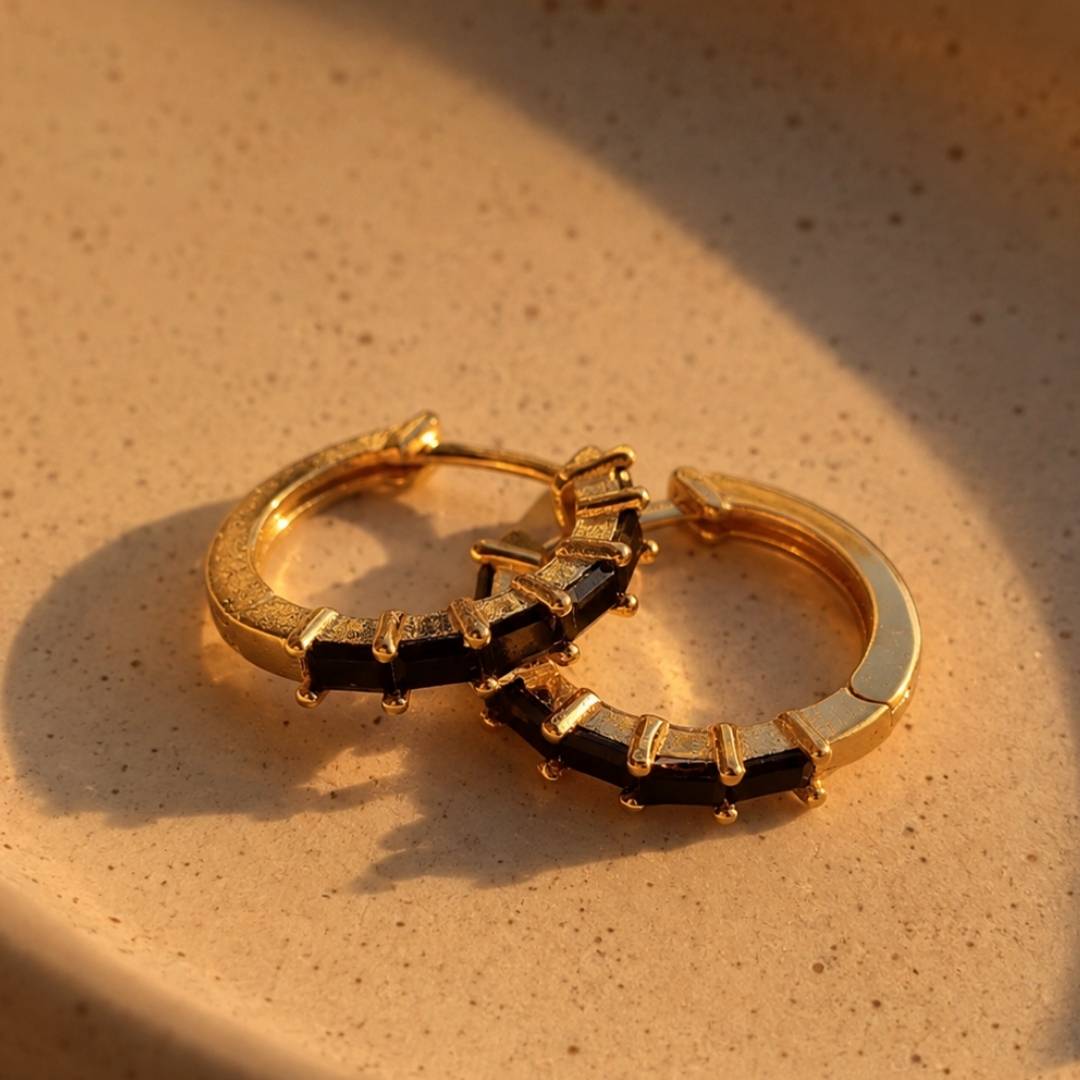 Gouden oorringen met zwarte steentjes kopen