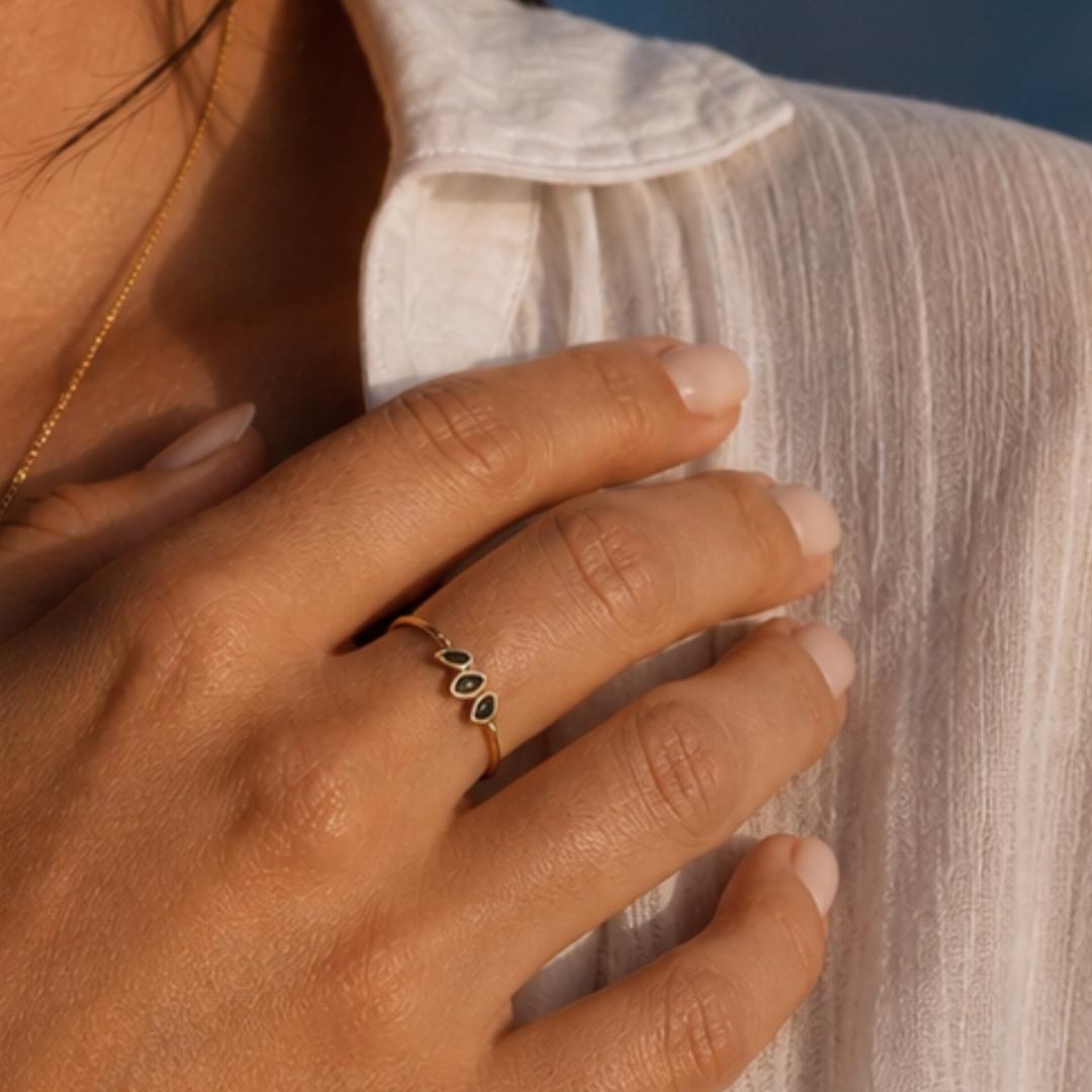 Gouden ring met zwarte steentjes