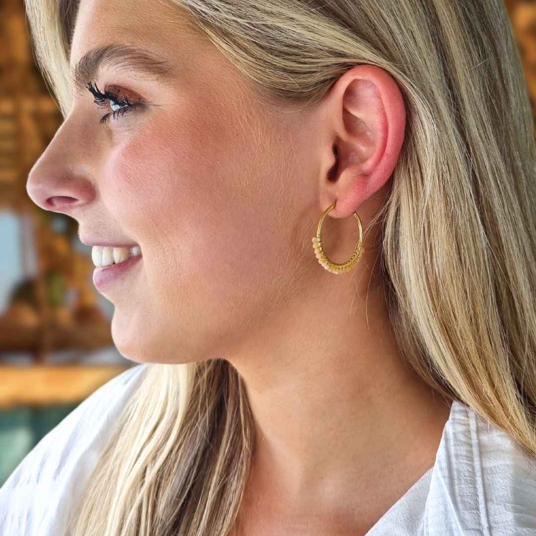 Gouden hoop oorbellen met oranje steentjes maansteen