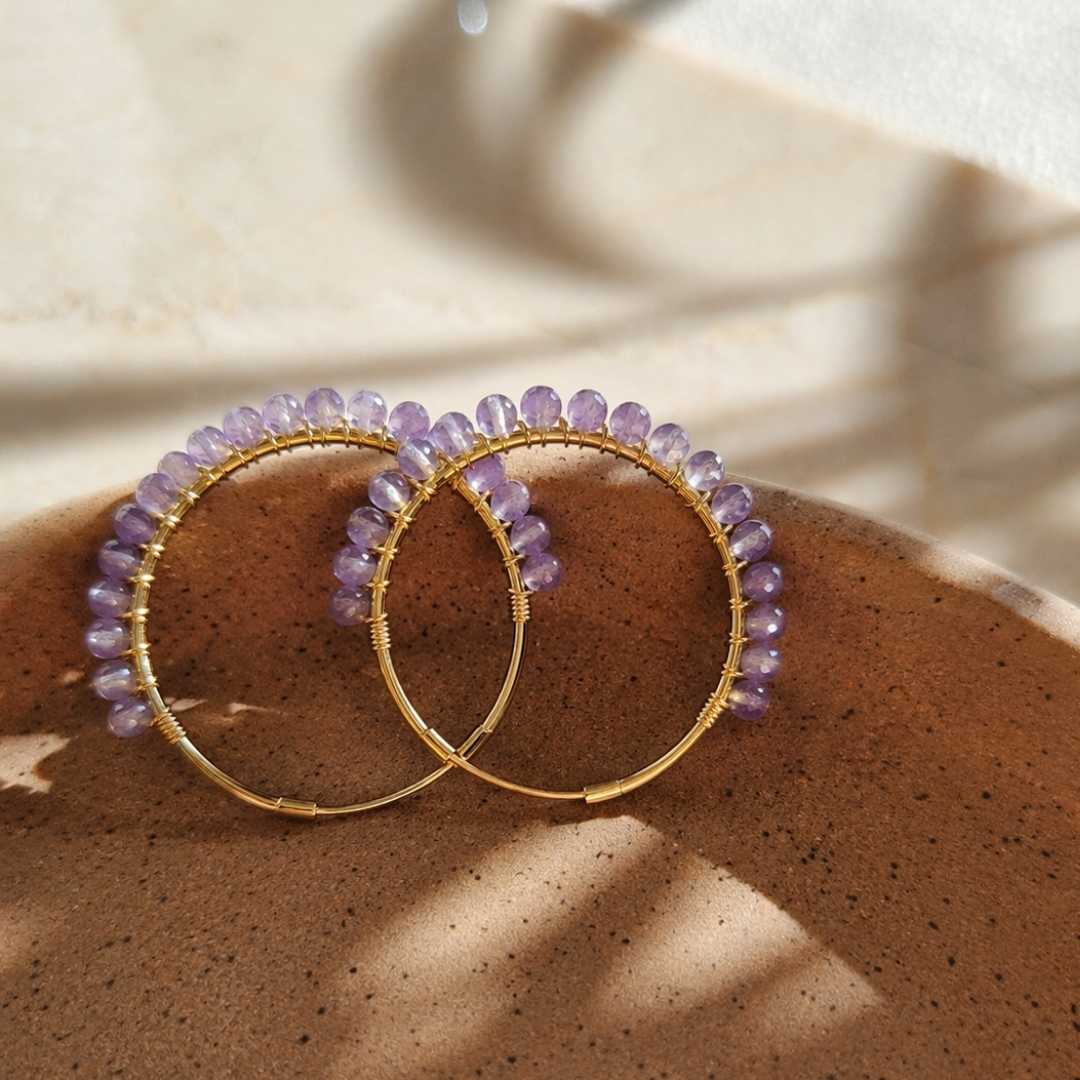 Gouden hoop oorbellen met paarse steentjes