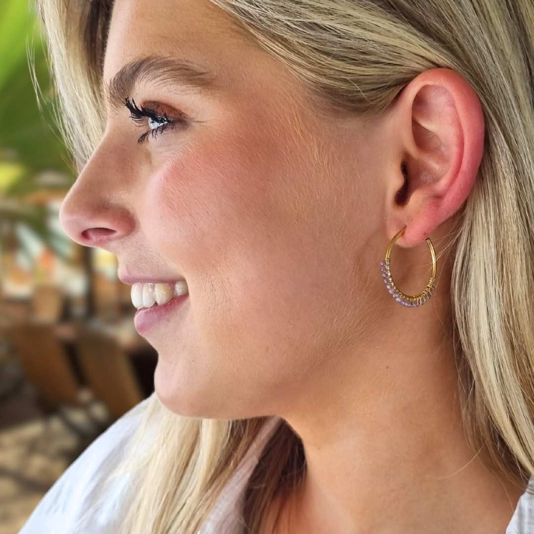 Gouden hoop oorbellen met paarse steentjes amethist