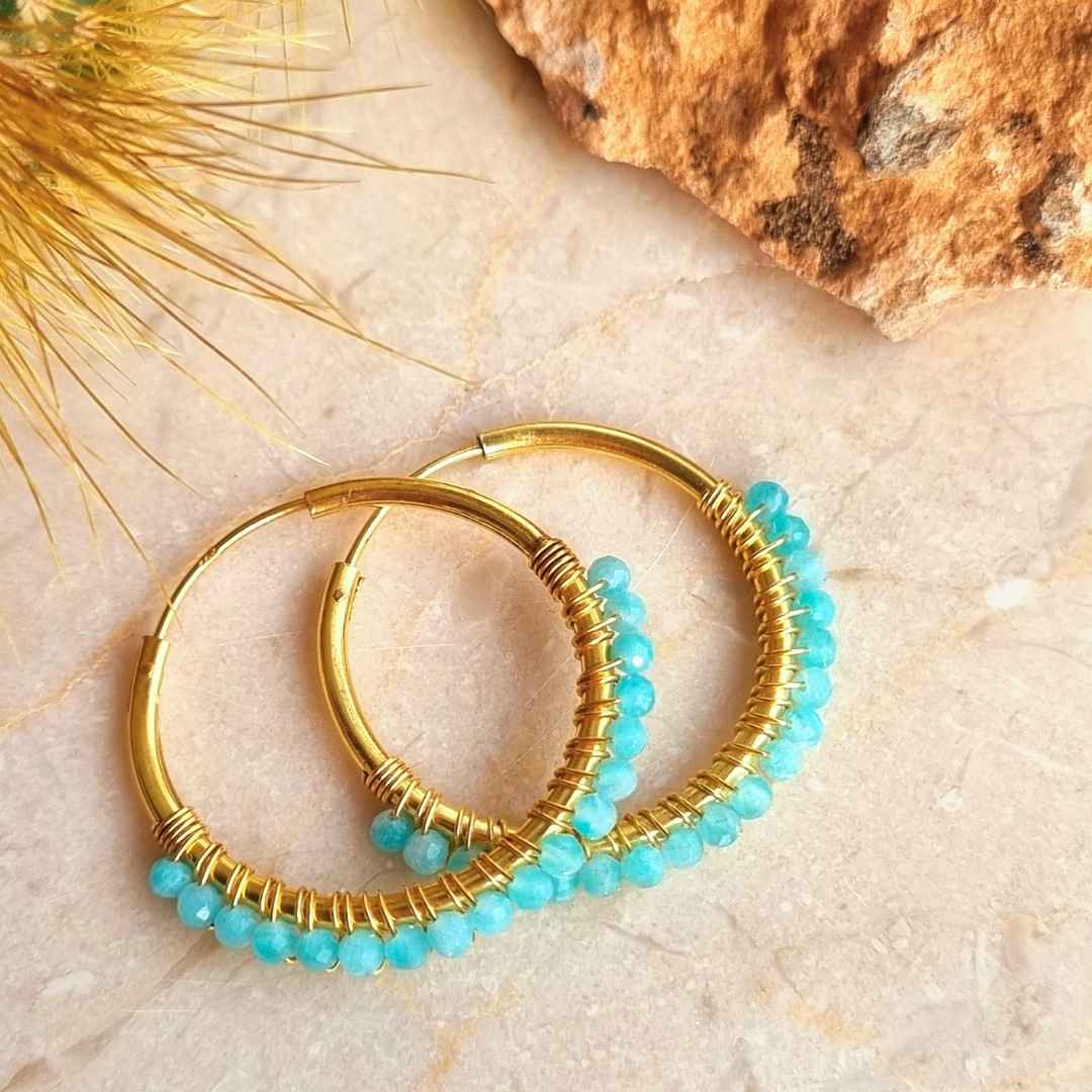 Gouden hoop oorbellen met turquoise blauwe steentjes amazoniet