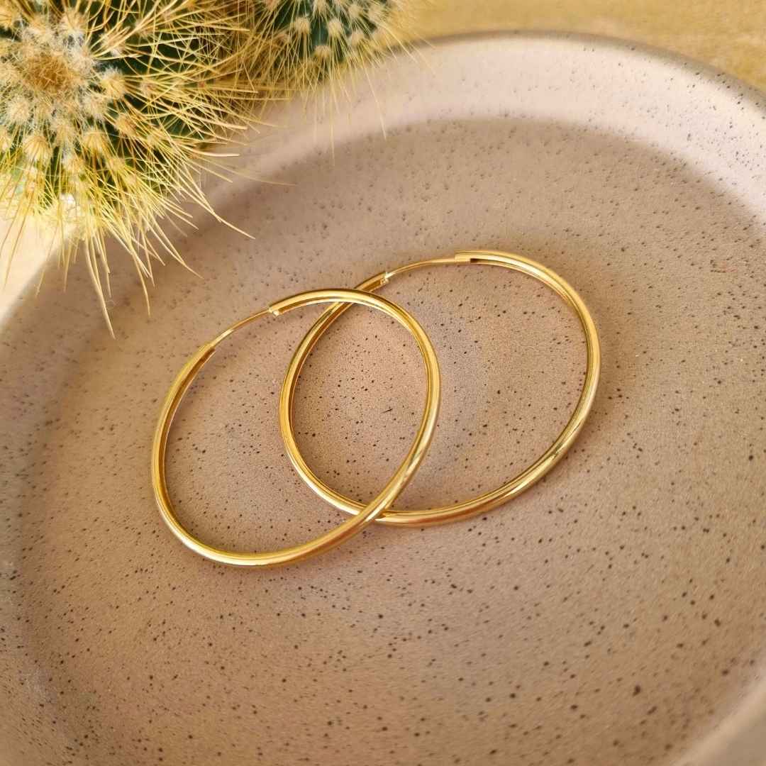 Gouden hoops oorbellen voor dames in goldfilled brass