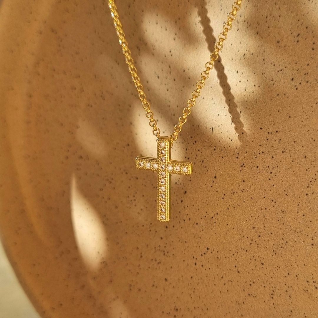 Gouden kruisje ketting met zirkonia steentjes van goldfilled brass