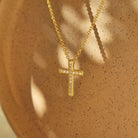 Gouden kruisje ketting met zirkonia steentjes van goldfilled brass