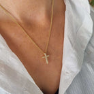 Gouden kruisje ketting met zirkonia steentjes van goldfilled brass vrouw