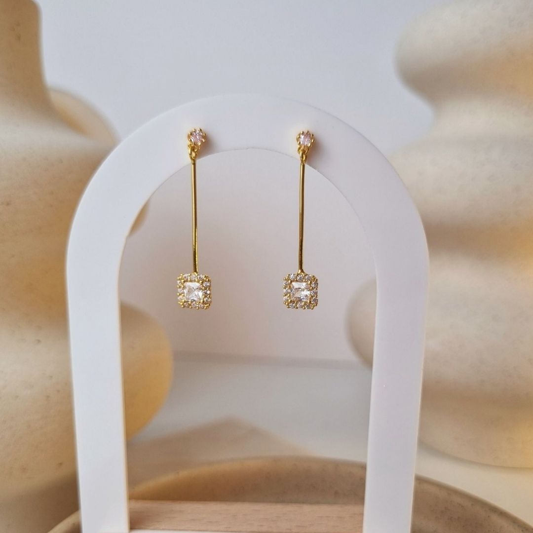 Gouden oorbellen met hanger vierkant en zirkonia steentjes