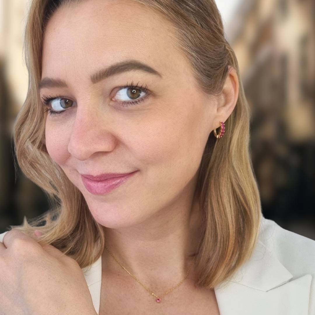 Gouden oorbellen met roze steentjes Ciara huggie hoops.jpg