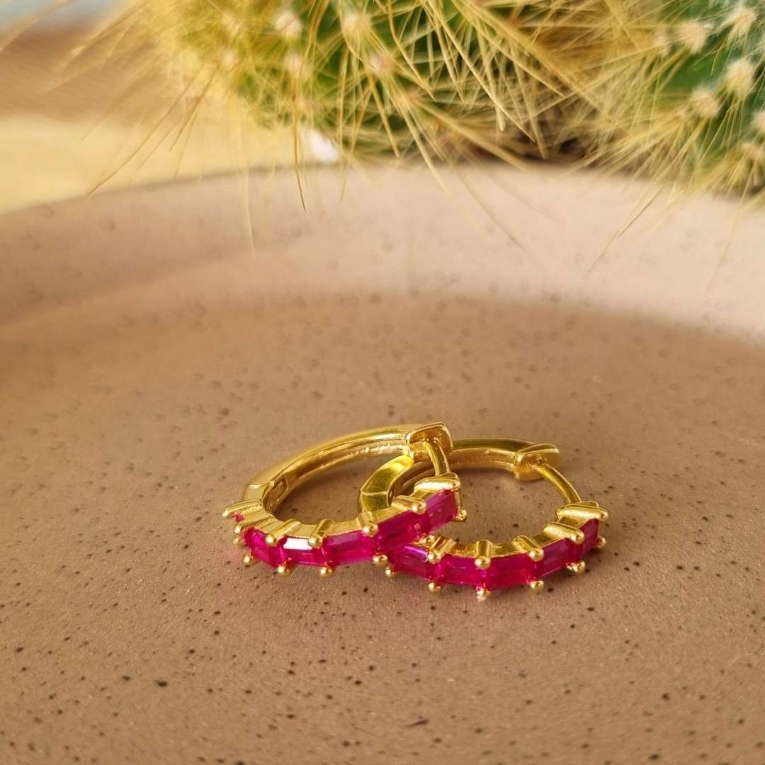 Gouden oorbellen met roze steentjes