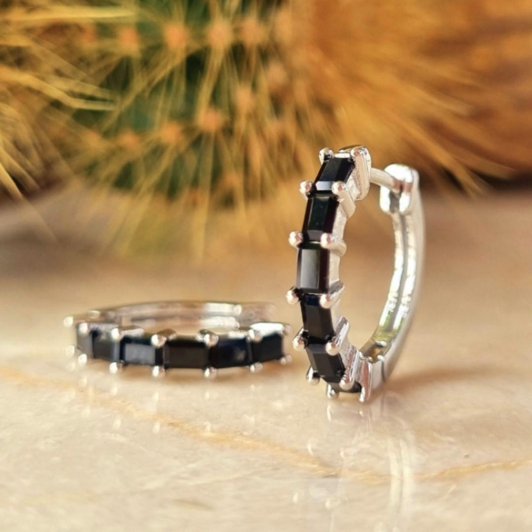 Huggie oorbellen zilver met zwarte steentjes