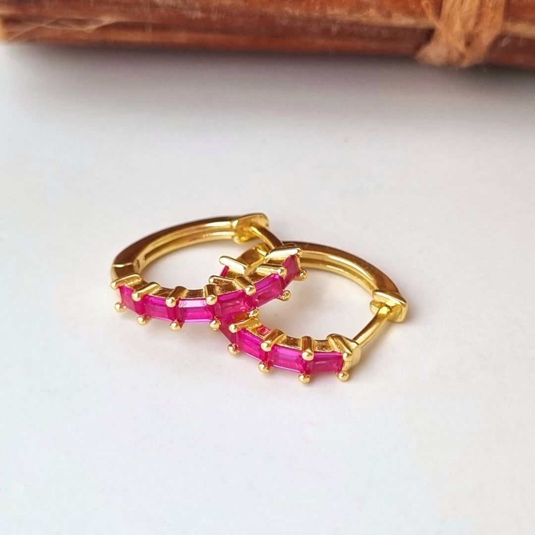 Huggie oorbellen goudkleurig fuchsia roze steentjes.jpg