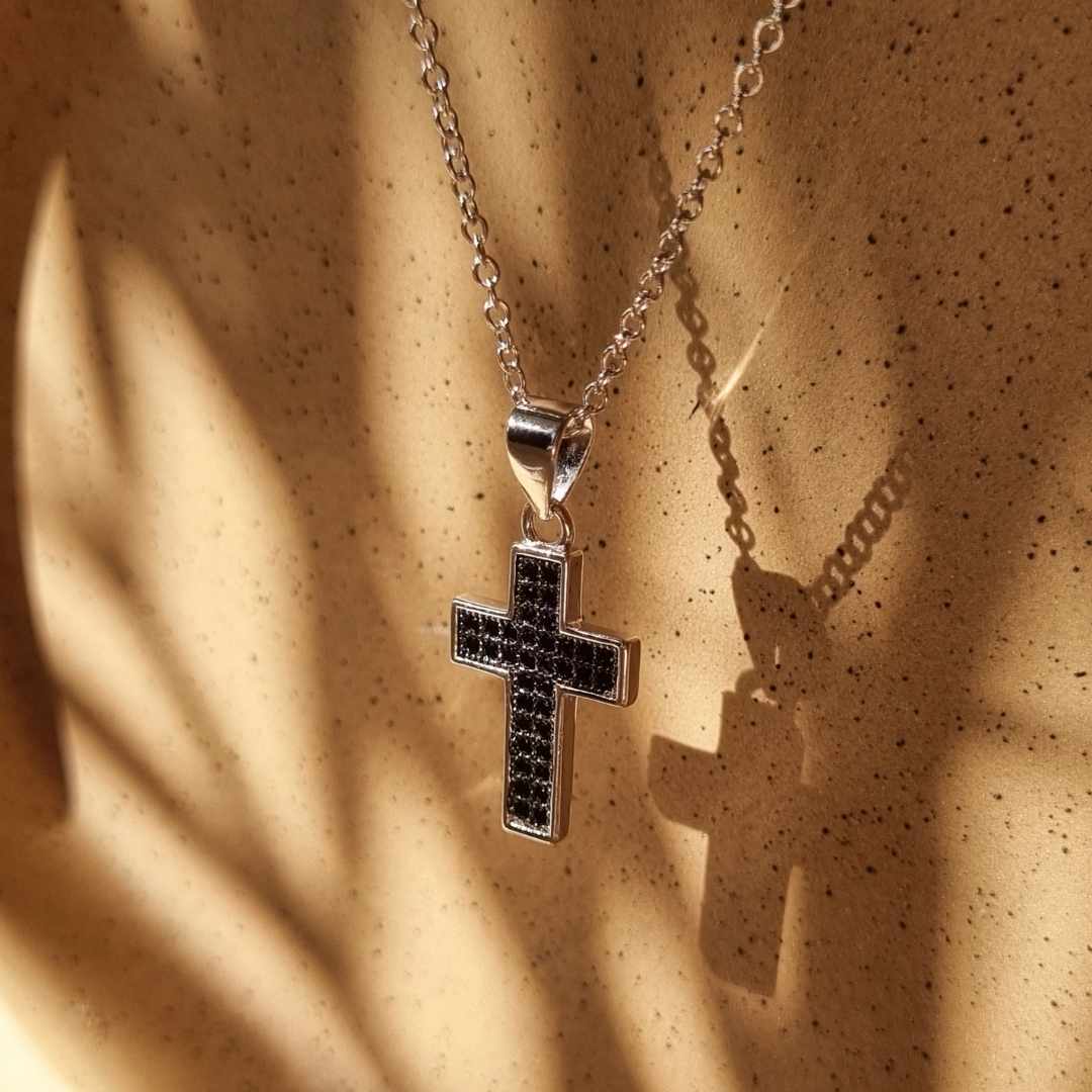 Zilveren ketting met kruis dames zwarte steentjes