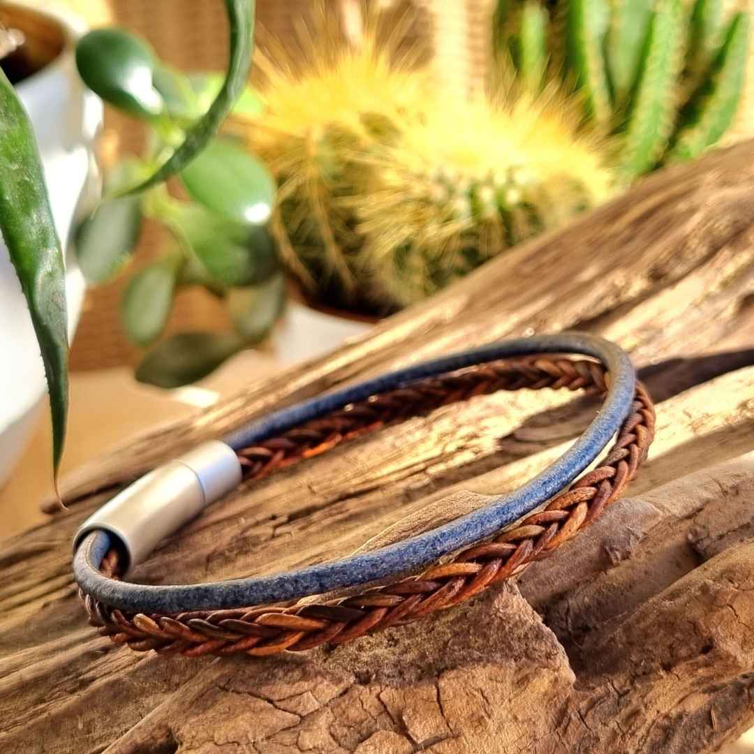 Leren herenarmband met twee koorden blauw en bruin gevlochten