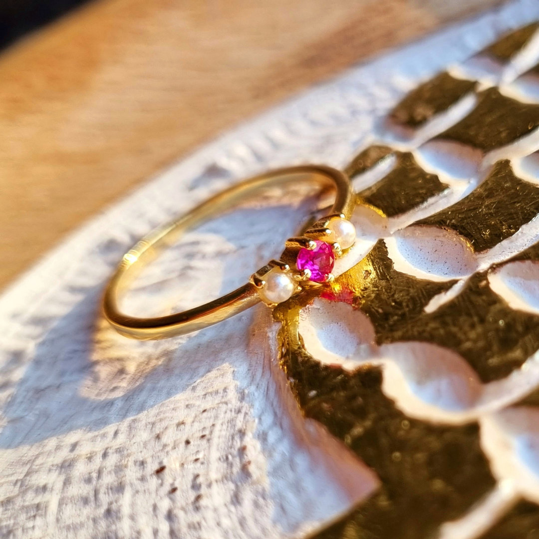 Roca de Piña - Mila nova ring - goldplated 925 sterling silver - ruby zirconia white pearls