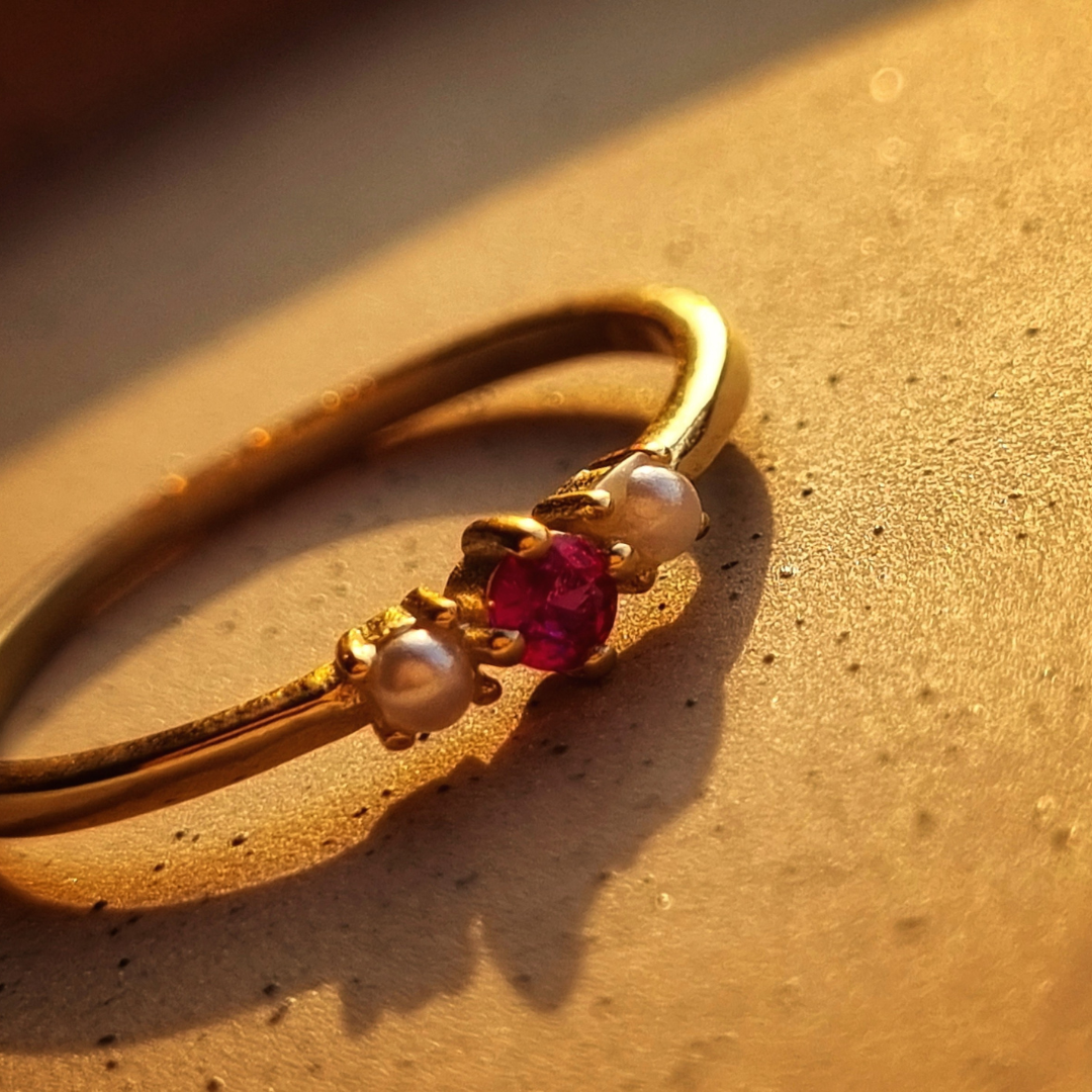 Roca de Piña - Mila nova ring - goldplated 925 sterling silver - ruby zirconia white pearls