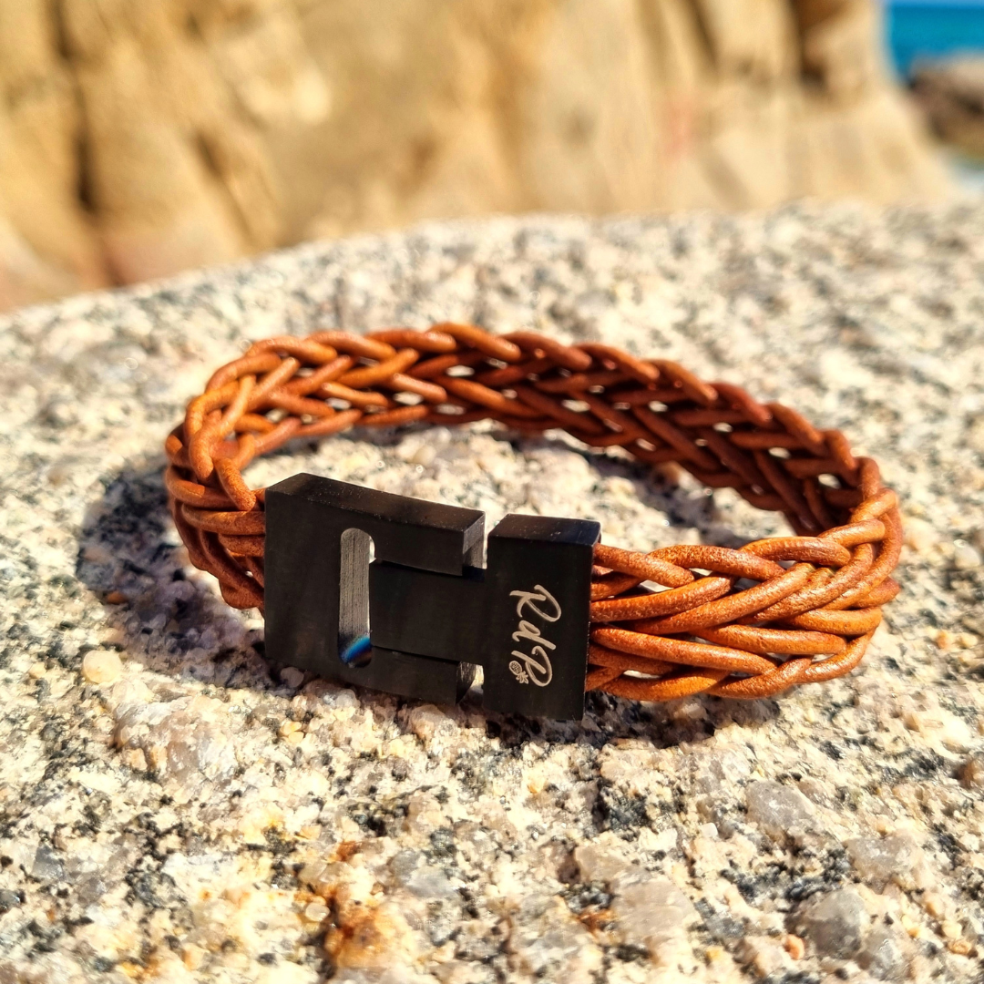 Cinnamonbuff bracelet - Leather, stainless steel clasp, natural colour, braided, sturdy, tropical setting