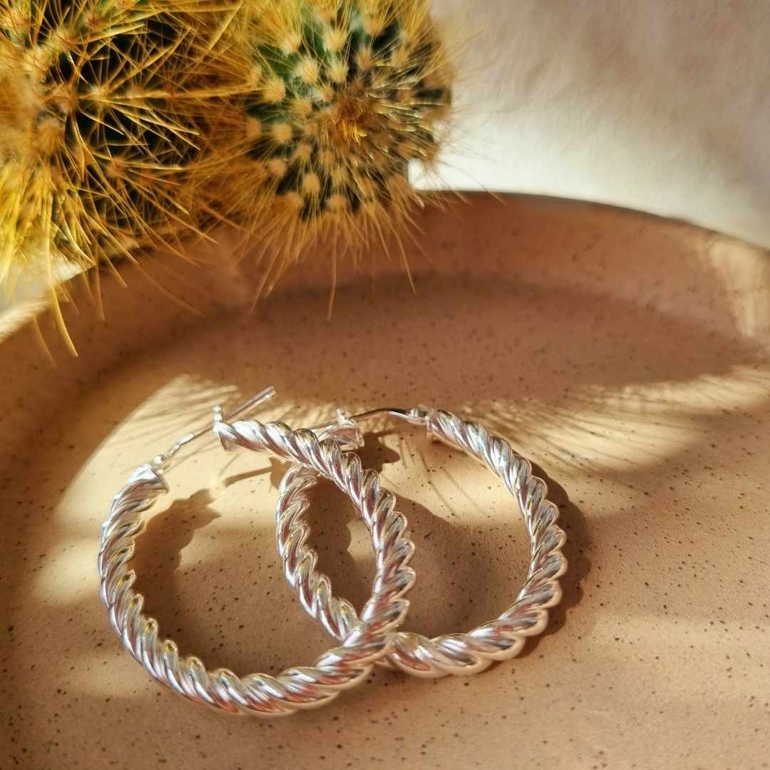 Ovale zilveren hoop oorbellen met gedraaid ontwerp, Lolita