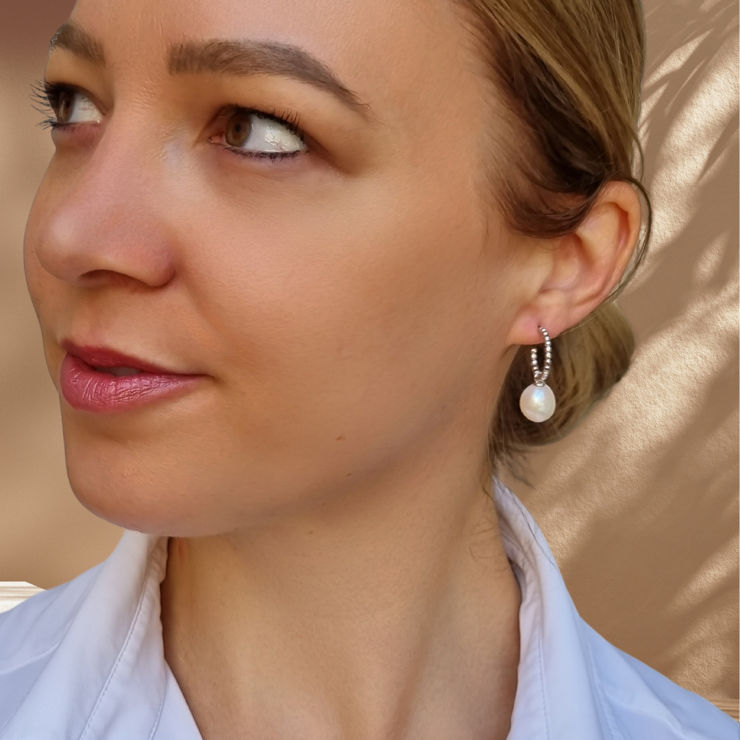 Roca de Piña - rhodium plated 925 sterling silver - hoop earrings - sweet water pearls - zoet water parel oorbellen verguld 925 zilver- feestelijk