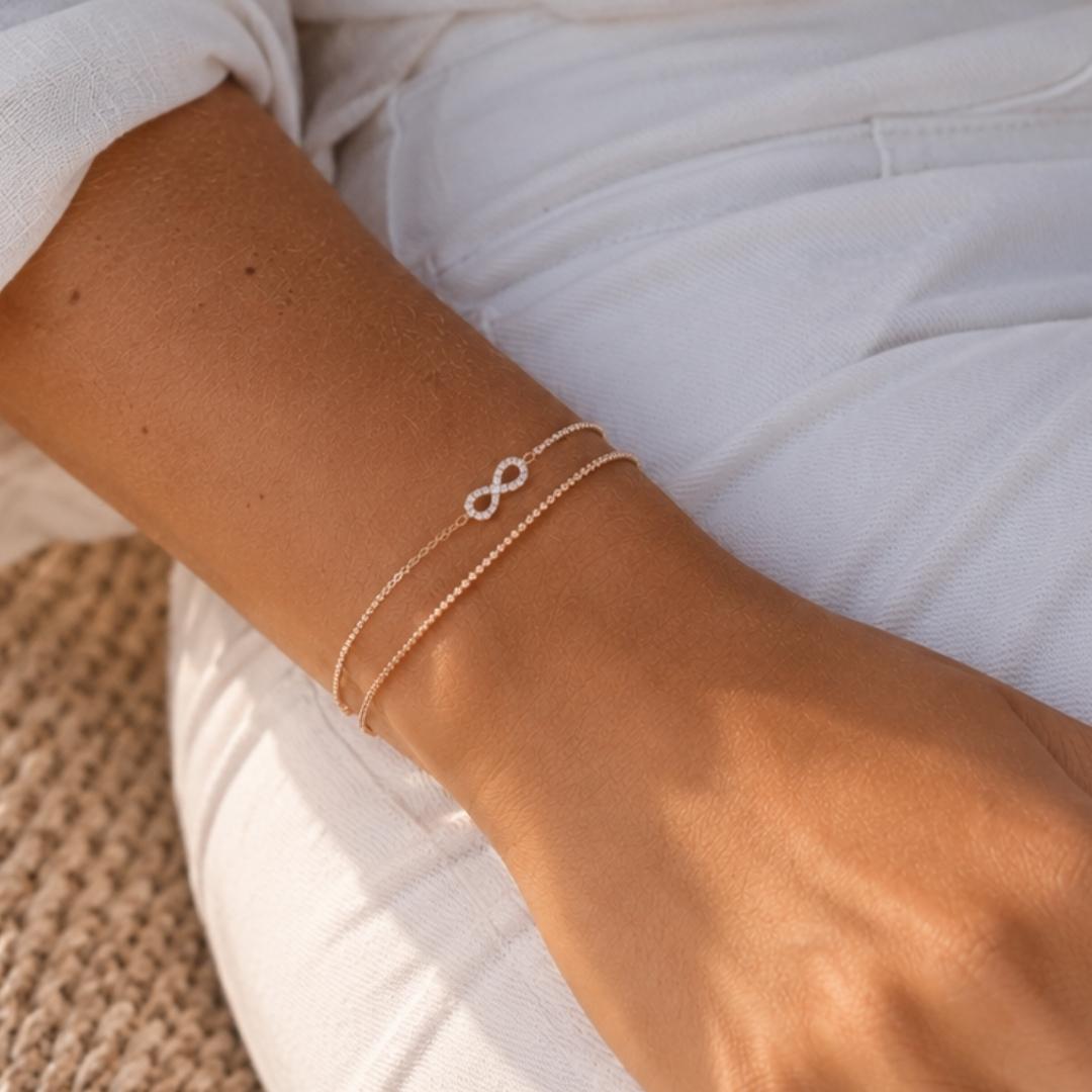 Rose gouden armbandje infinity met steentjes