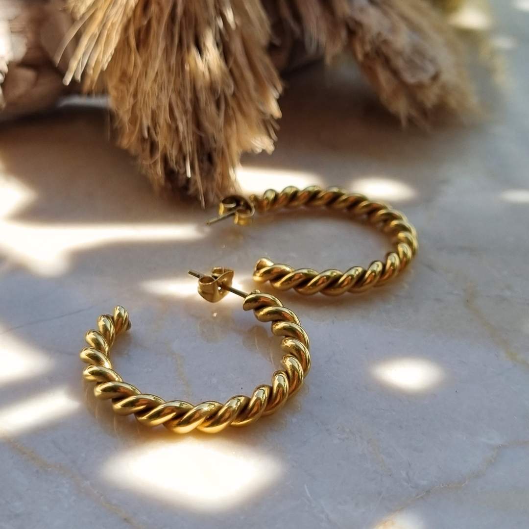 Gouden hoop oorringen gedraaid - staal - waterproof