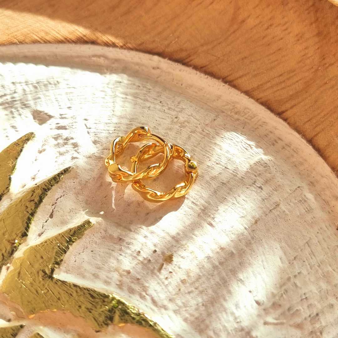 Twisted huggie hoops, verguld, oorbellen, goldplated