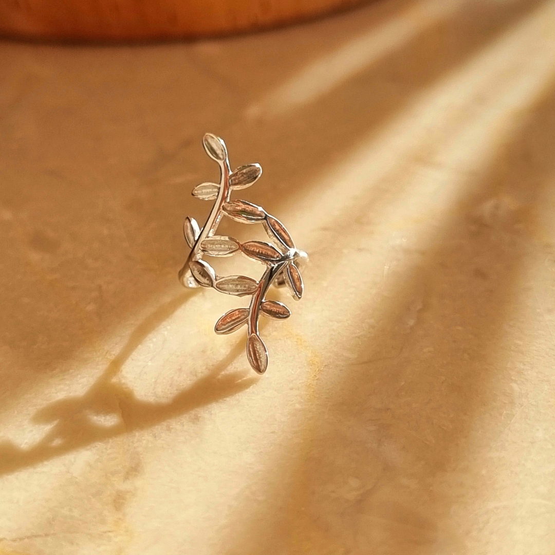 Roca de Piña - rocadepina- twisted leaf earcuff- rhodiumplated 925 sterling silver - sieraden- oorcuff, gift idea, zilver bladeren
