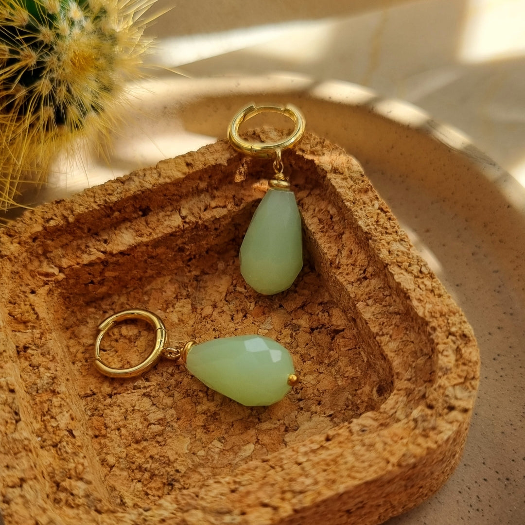 Vergulde zilveren creolen met hanger - groene edelsteen- chalcedoon