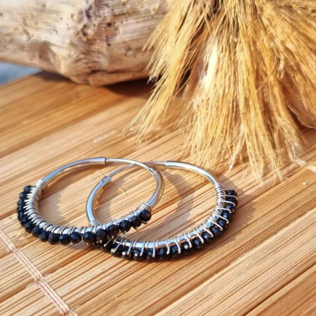 Zilveren hoops oorbellen met zwarte spinel steentjes