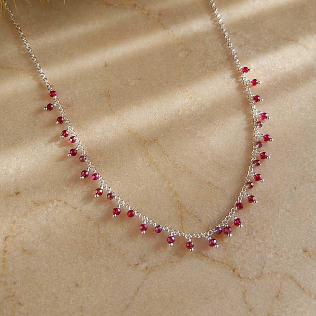 Zilveren ketting met rode steentjes Isadora