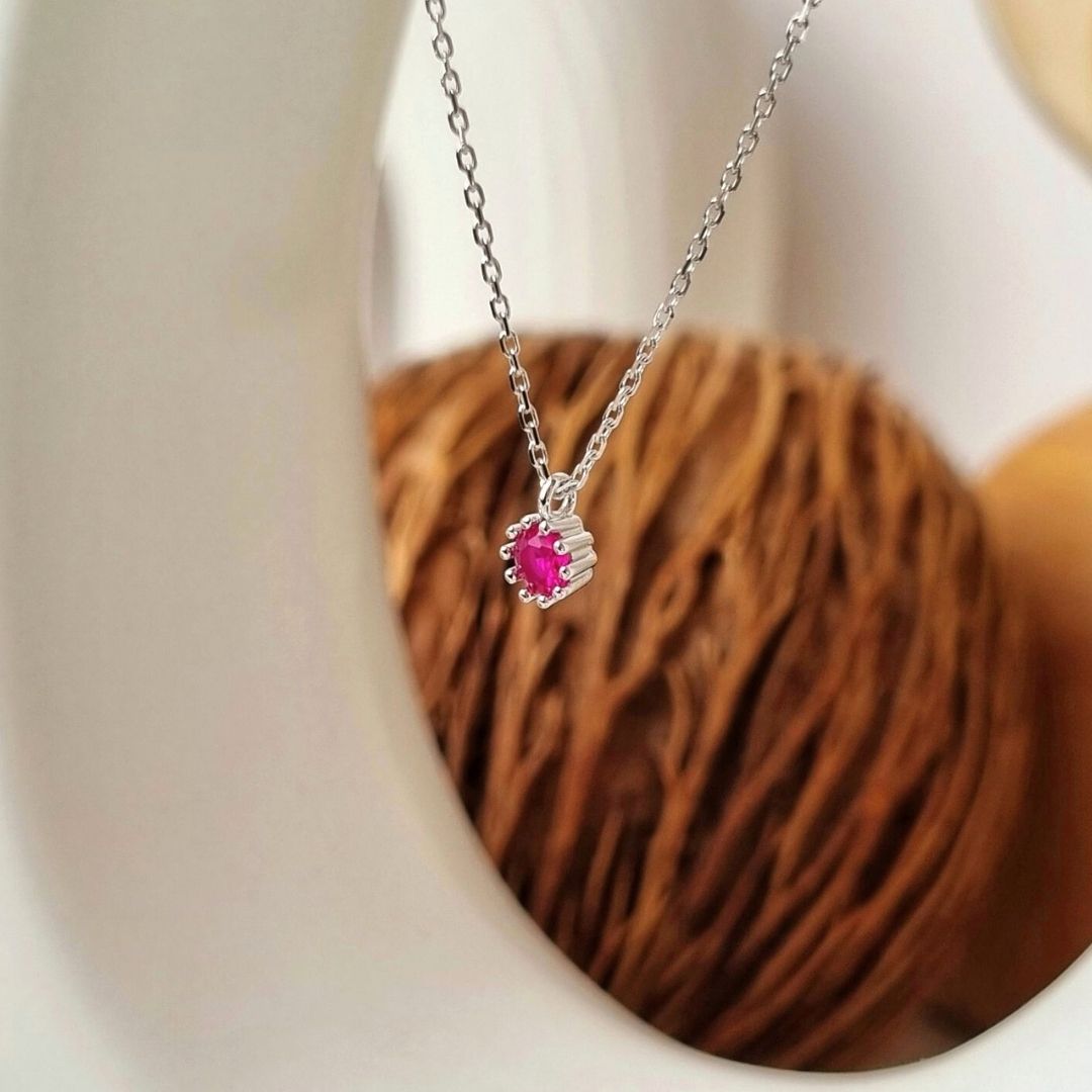 Zilveren ketting met roze steen hanger.jpg