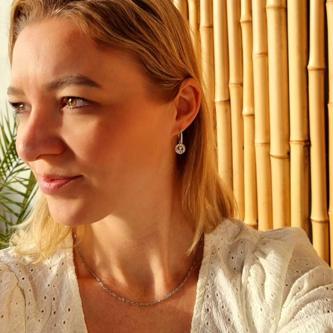 Zilveren creolen met maya oogje met gekleurde steentjes - muntjesoorbel