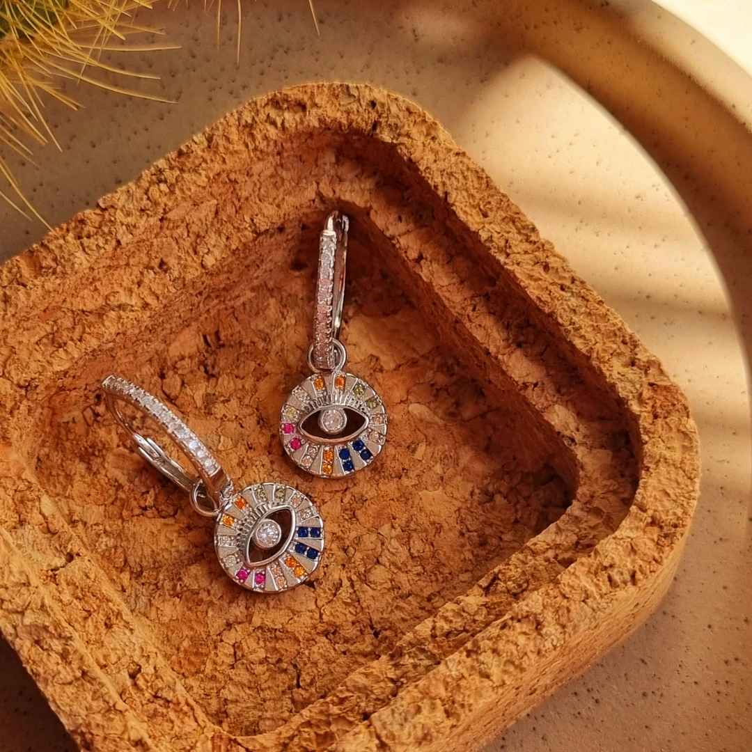 Zilveren oorbellen met Maya oogje en gekleurde steentjes - met bedel muntje