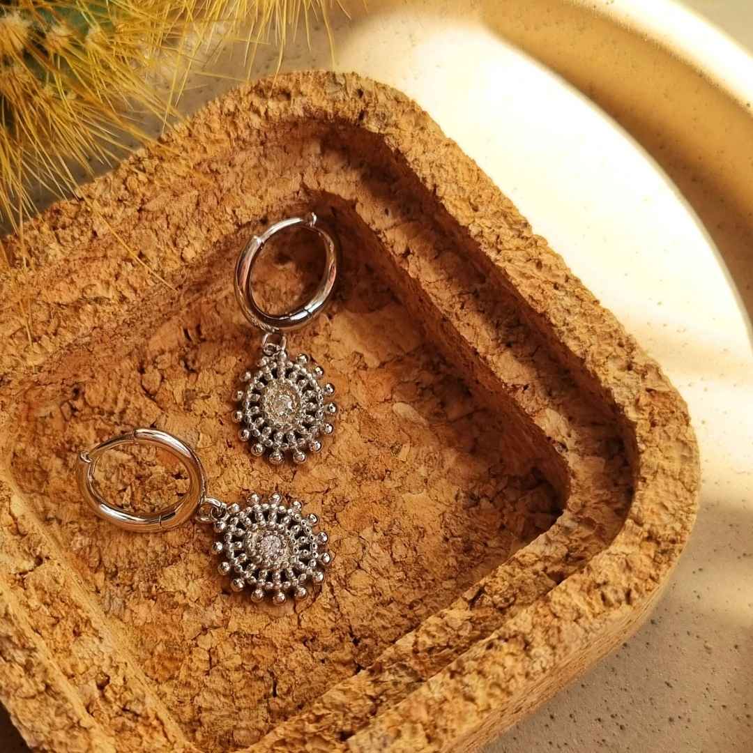 Zilveren oorbellen met hanger en zirkonia steentje Lizzie
