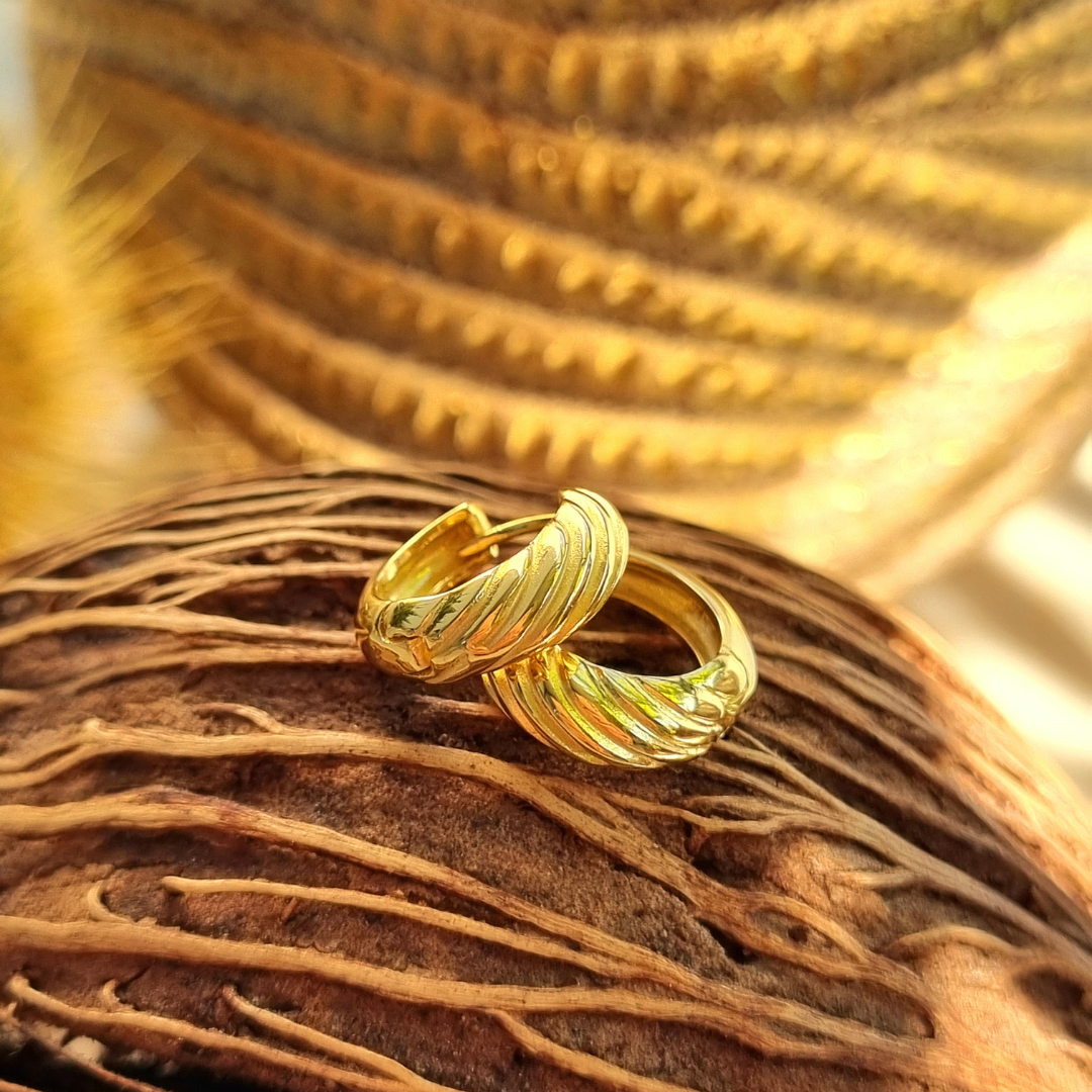 Huggie oorbellen croissant goud