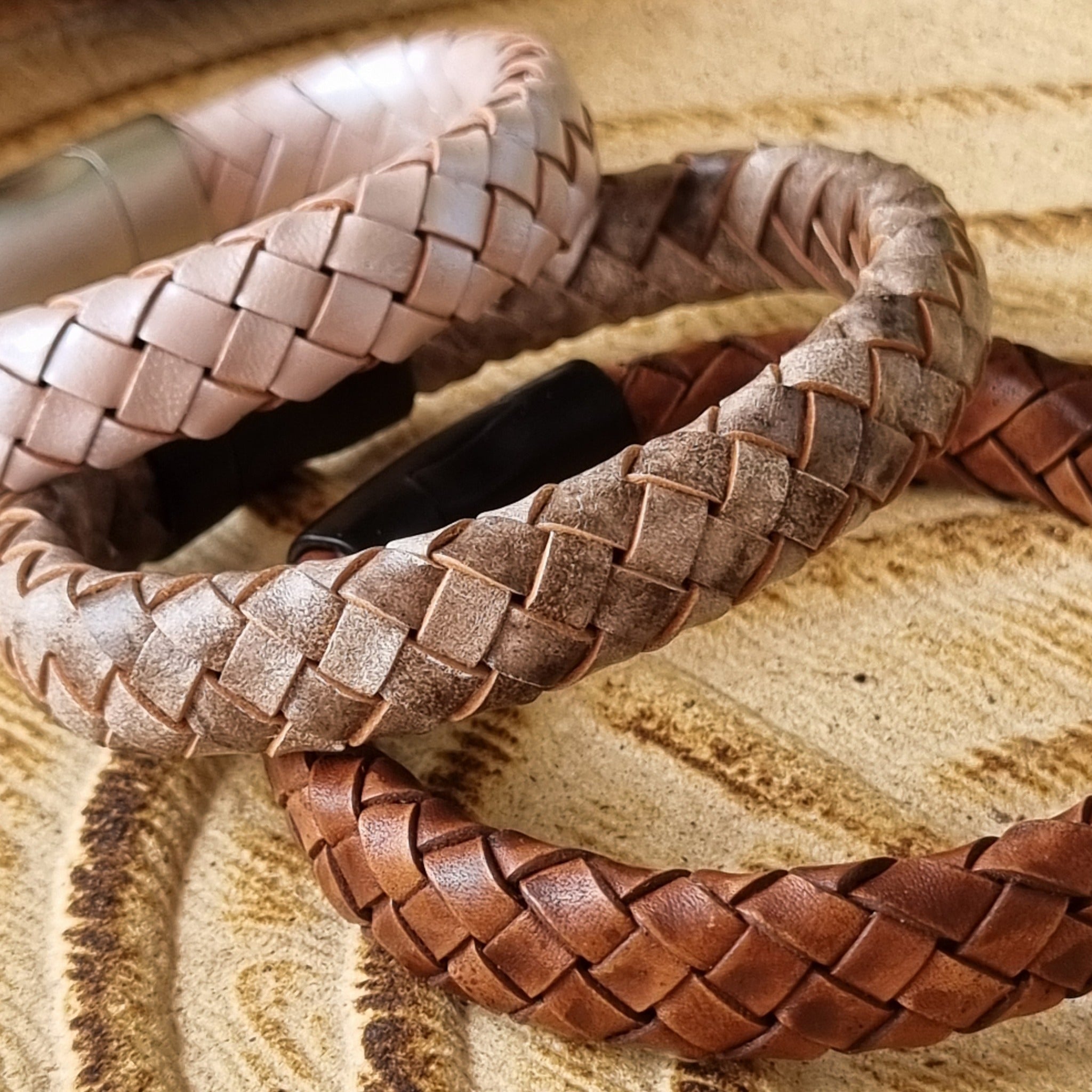 Roca de Piña - Beacon Cove leather bracelet - stainless steel clasp