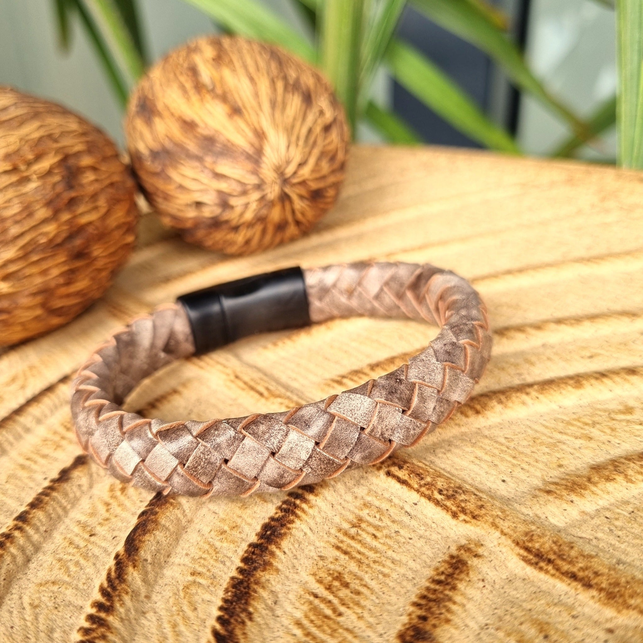 Roca de Piña - Beacon Cove leather bracelet - stainless steel clasp