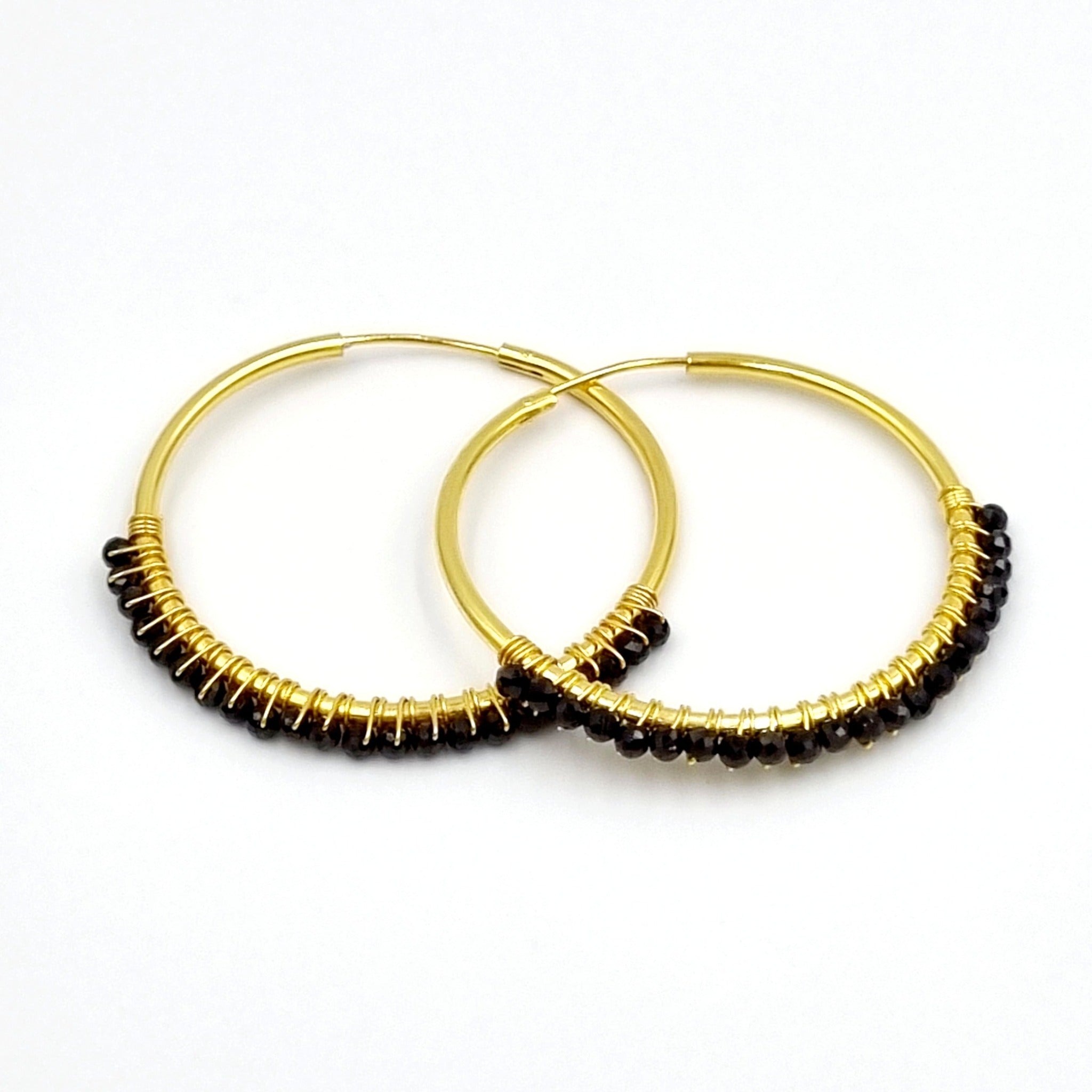 Goldplated zilveren Sofia hoops oorbellen met zwarte spinel steentjes – grote goudkleurige oorringen