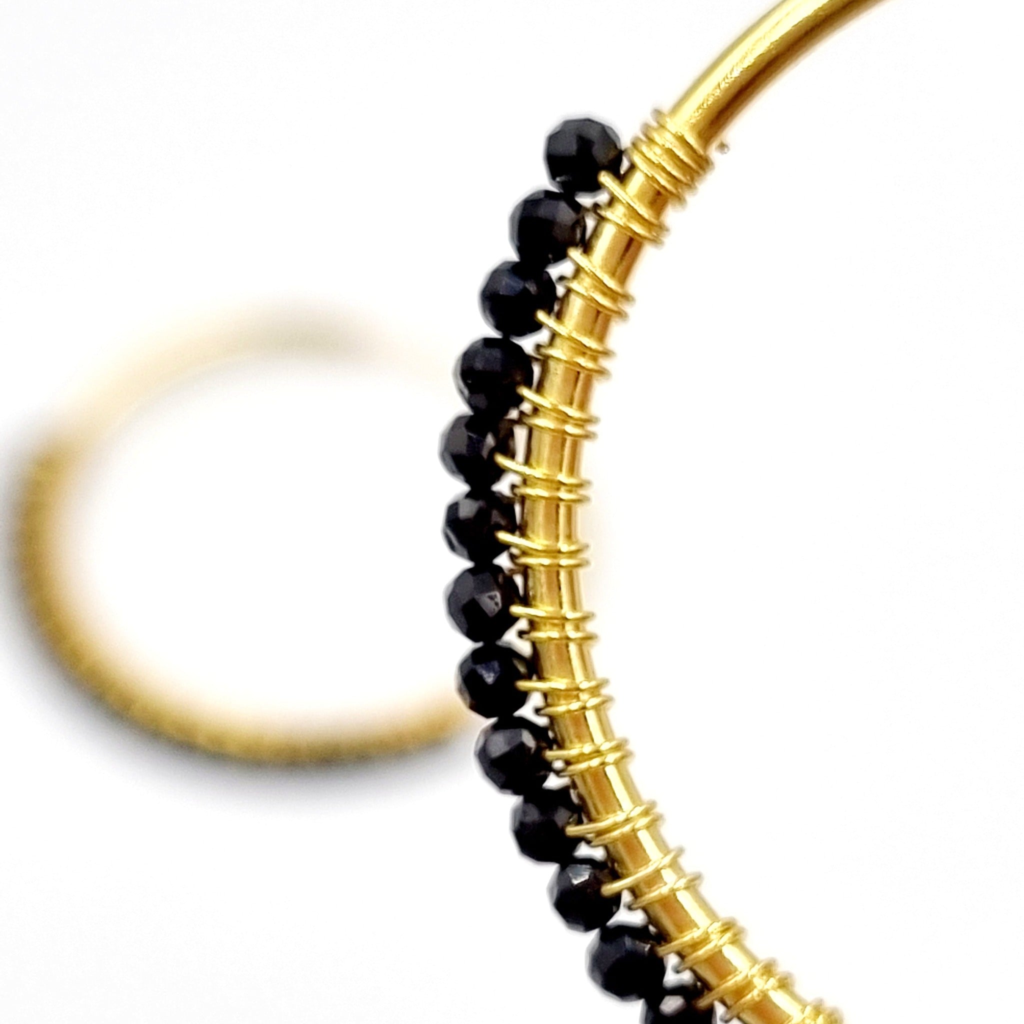 Goldplated zilveren Sofia hoops oorbellen met zwarte spinel steentjes – grote goudkleurige oorringen