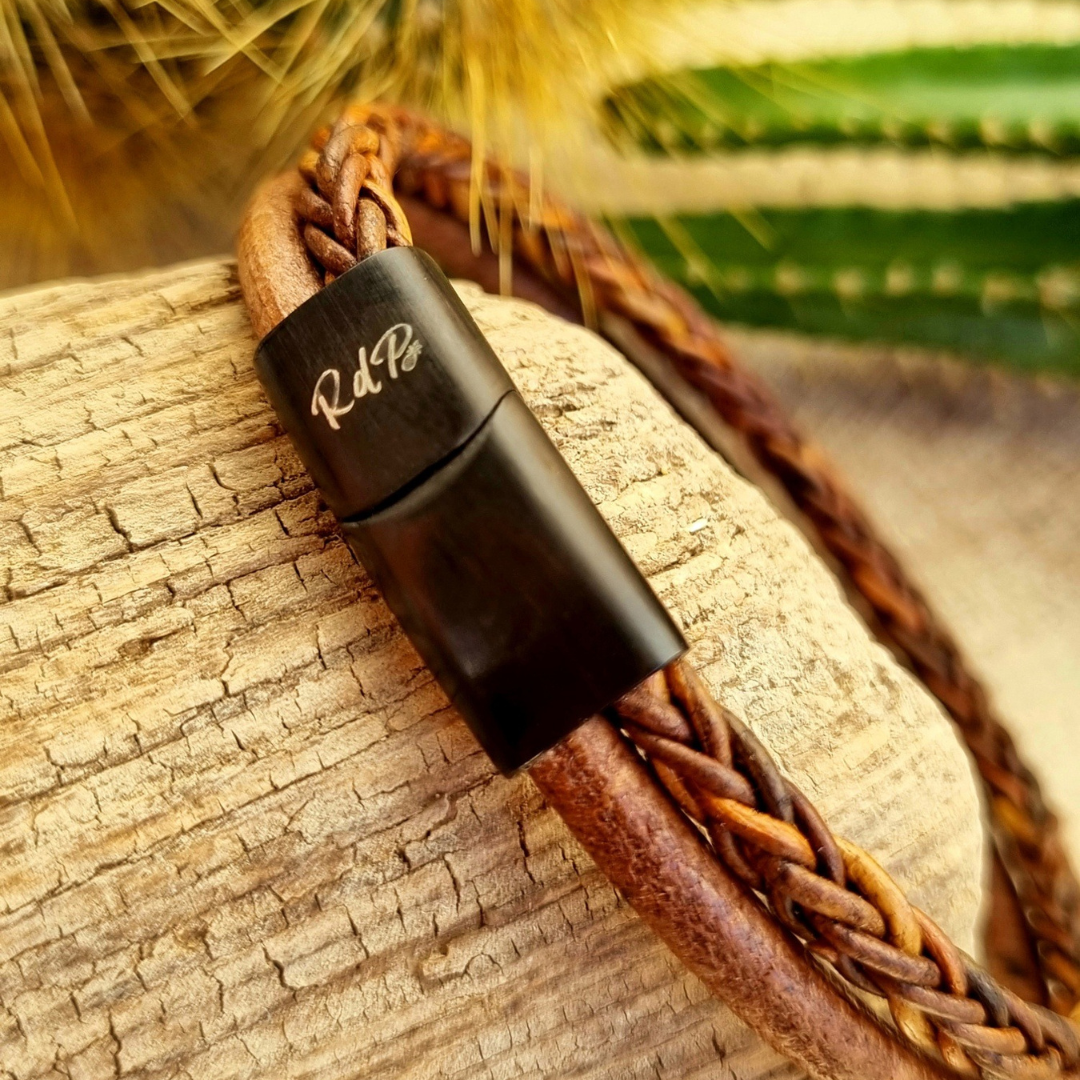 Roca de Piña - Sturdy Double cord bracelet- leather, stainless steel clasp