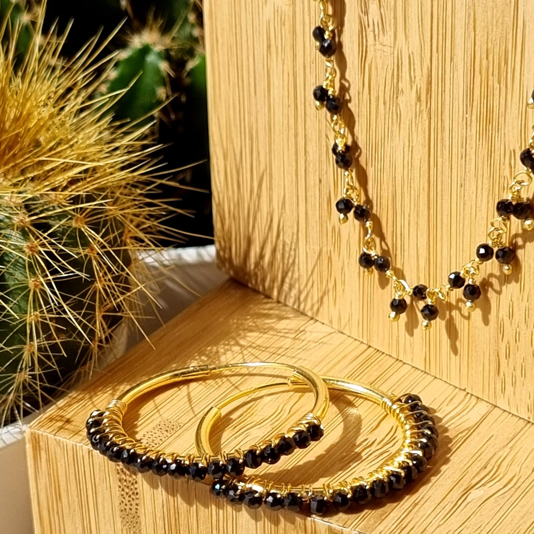 Goldplated zilveren Sofia hoops oorbellen met zwarte spinel steentjes – grote goudkleurige oorringen